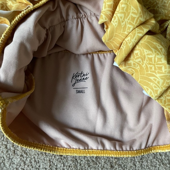 NWT Kortni Jean Small Oversized Ruffle Top OSR in Golden Pineapple - Picture 2 of 3